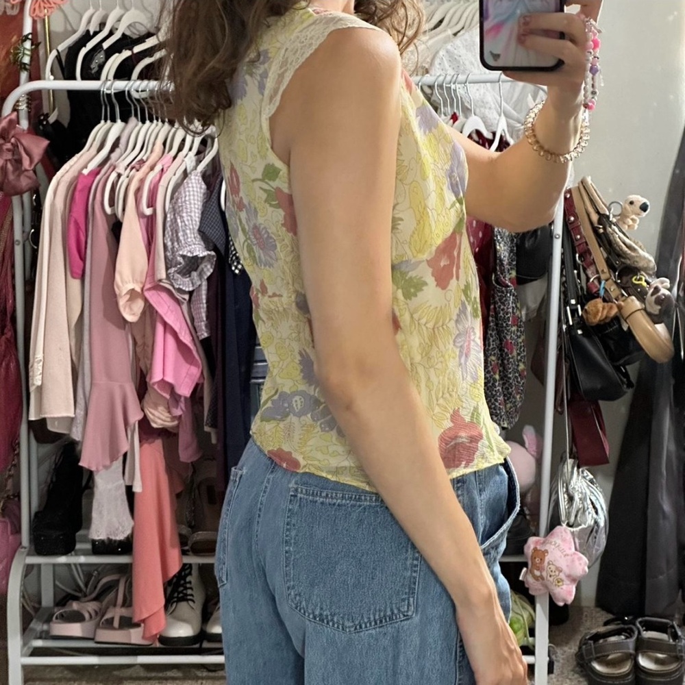 Pastel Floral print silk with lace hemmed neckline and shoulders. Side zipper. - Picture 5 of 7